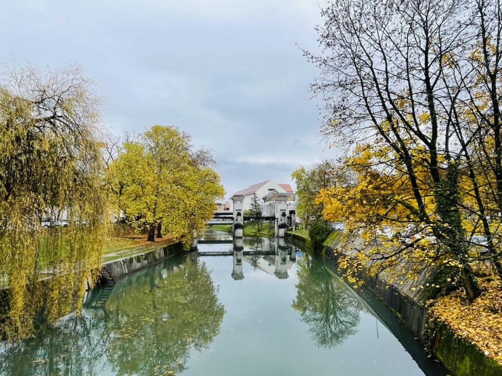 río Ljubljanica en el casco antiguo de Ljubljana